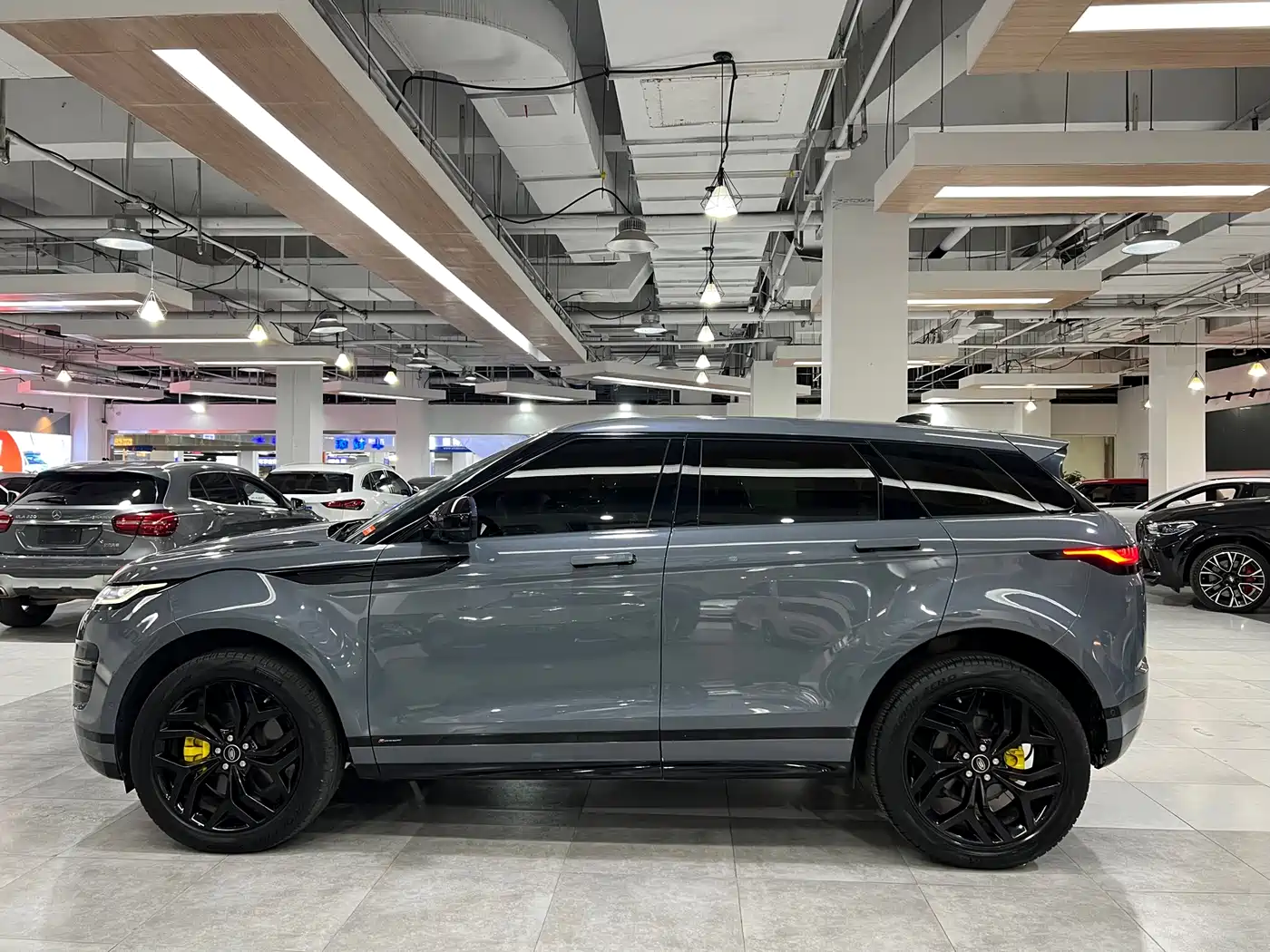 Land Rover Range Rover Evoque 2020 Model 249PS R-DYNAMIC S Gloss Black Sport Edition фото 4
