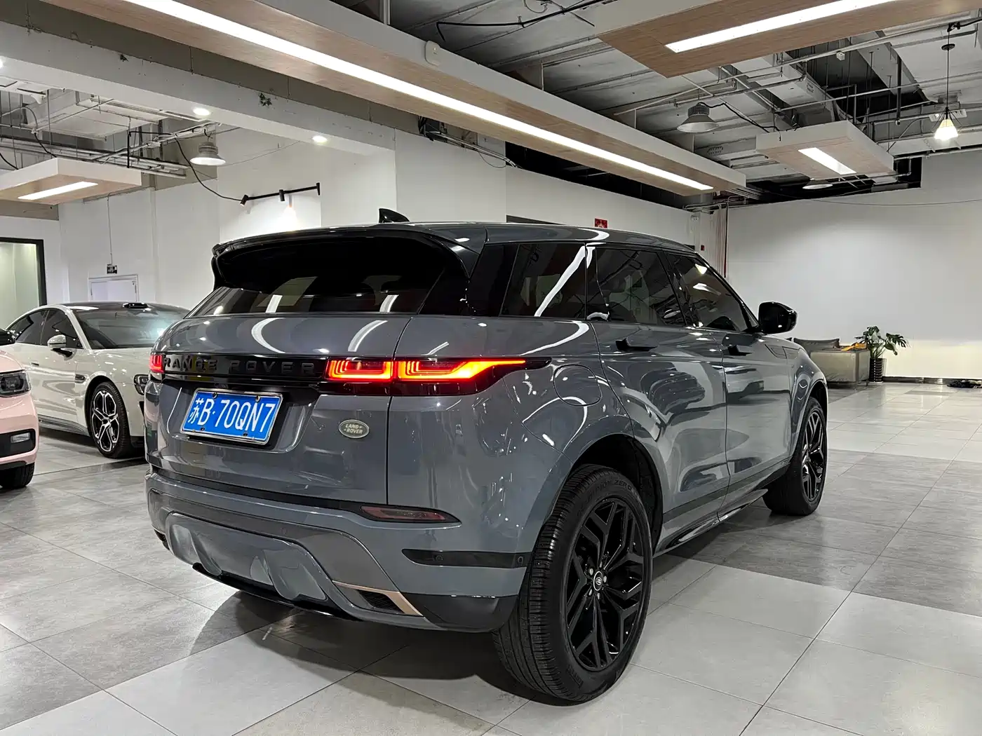 Land Rover Range Rover Evoque 2020 Model 249PS R-DYNAMIC S Gloss Black Sport Edition фото 7