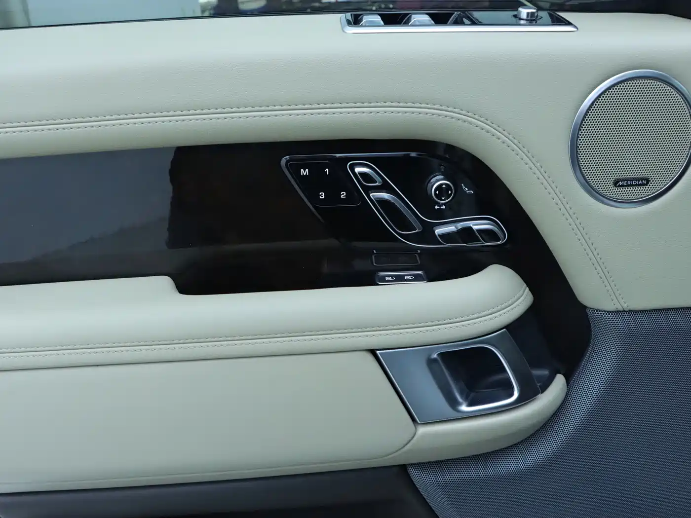 Land Rover Range Rover 2021 3.0 L6 Heritage Edition фото 12