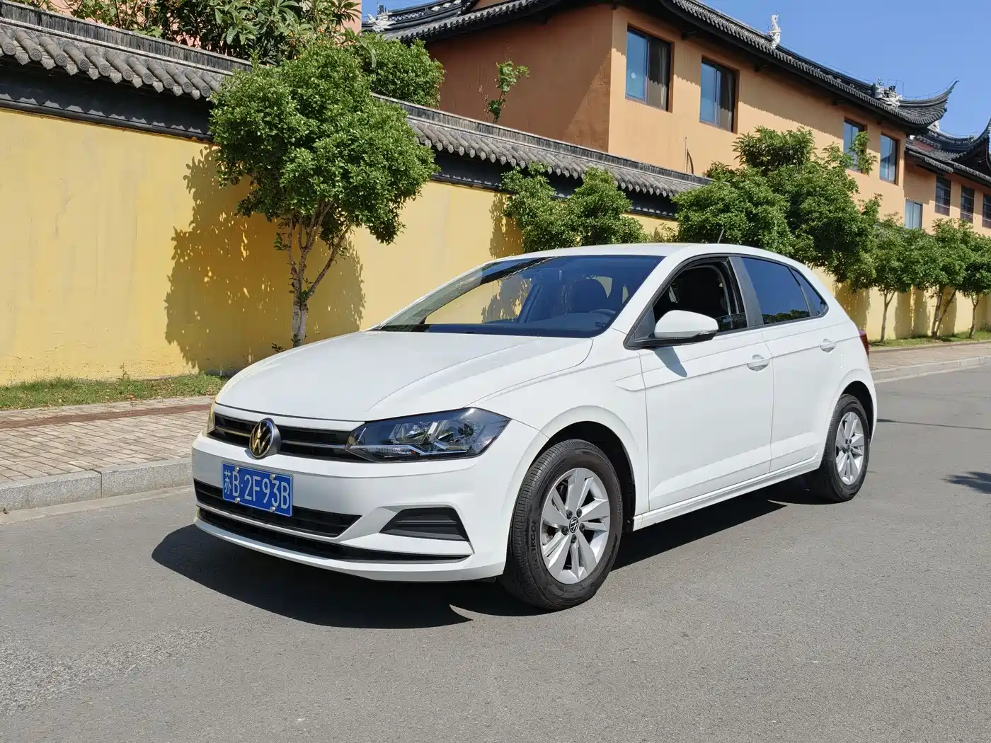 VOLKSWAGEN POLO