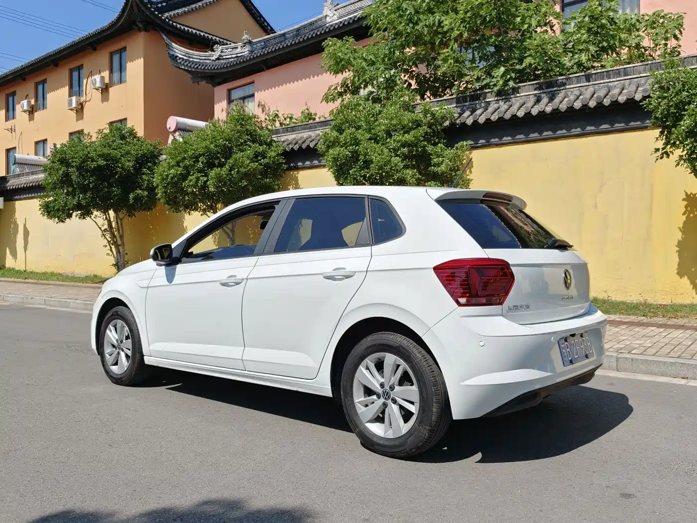 VOLKSWAGEN POLO
