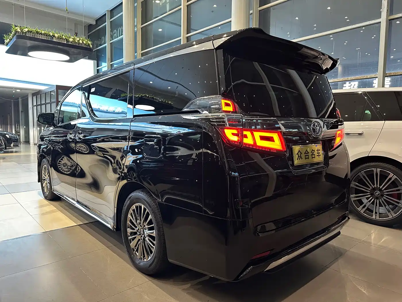 Toyota Vellfire 2021 Crown Hybrid 2.5L HV Supreme Edition фото 4