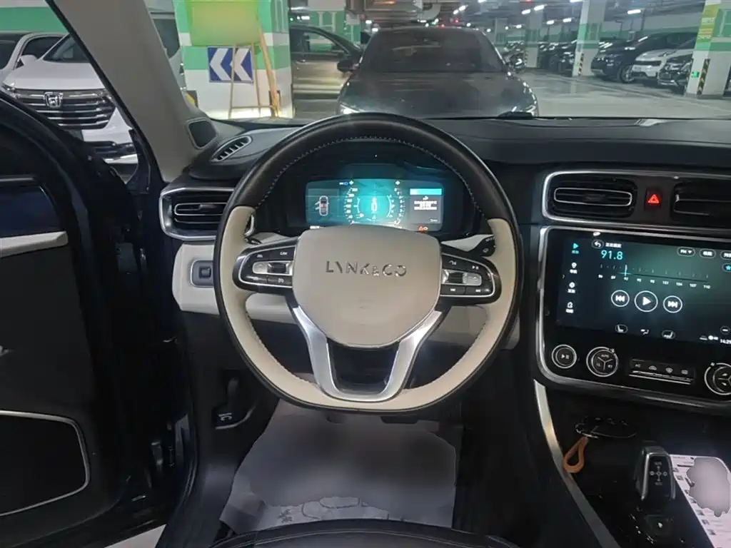Lynk & Co 01 2017 2.0T 2WD Pro Shine Edition фото 11