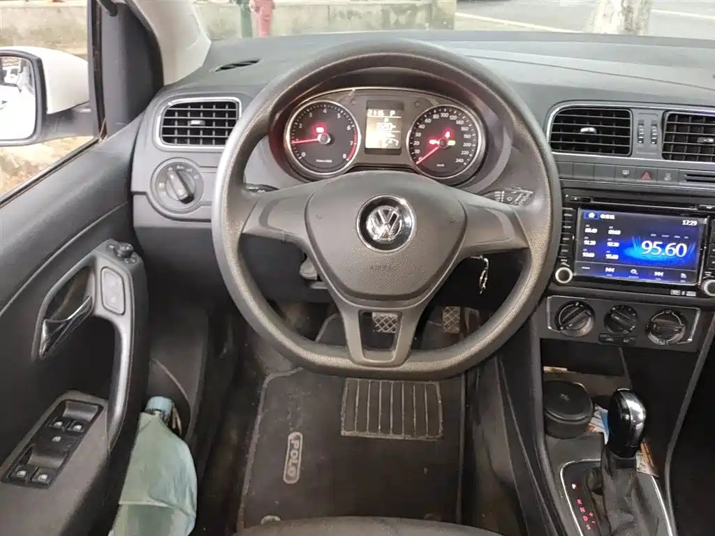 Volkswagen Polo 2014 1.6L Automatic Comfort Edition фото 3