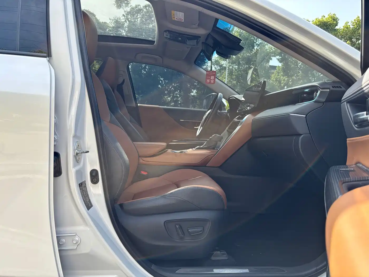 Toyota Venza 2023 2.0L CVT FWD Premium фото 16