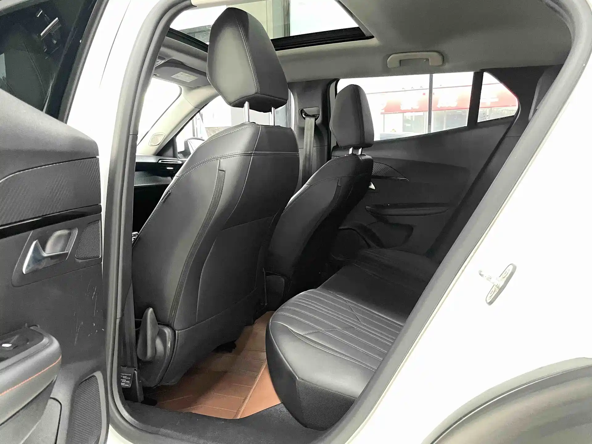 صورة 10 - Peugeot 2008