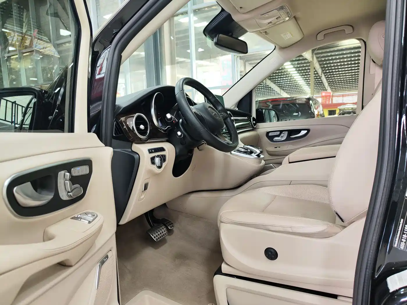 Mercedes-Benz V-Class 2018 V 260 L Premium Long Wheelbase Edition China VI фото 4