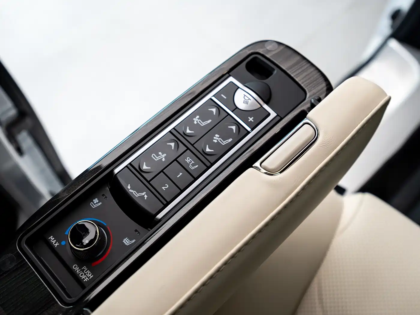 Lexus LM 2020 300h Seven-Seater Elegance Edition фото 15