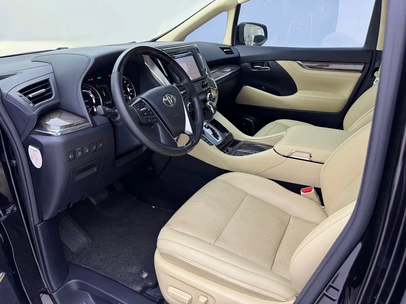 Toyota Vellfire 2019 Hybrid 2.5L HV Premium Edition фото 4