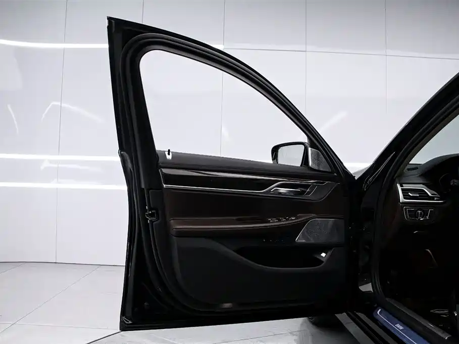 BMW 7 Series 2019 730Li Luxury Package фото 11