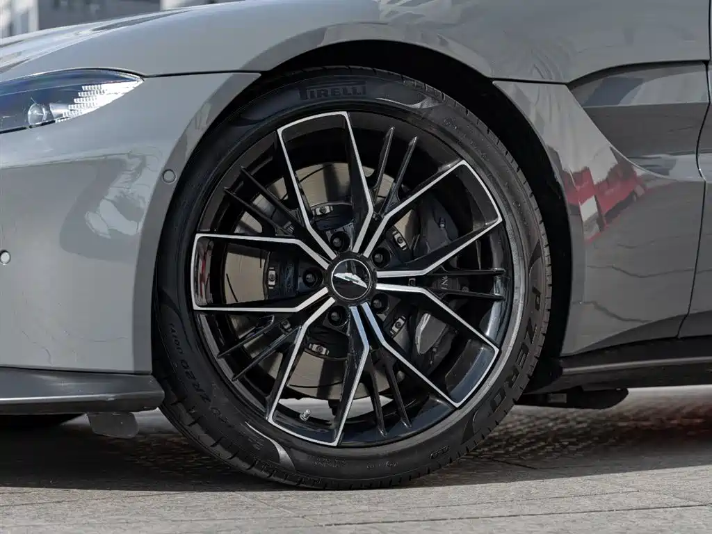 ASTON MARTIN V8 VANTAGE