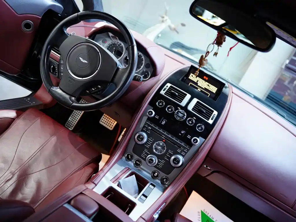 Фото 37 - Aston Martin DB9
