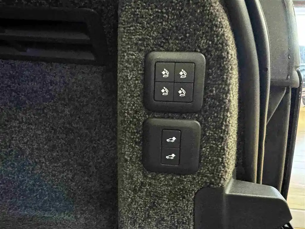 Land Rover Range Rover 2020 3.0 L6 Heritage Edition фото 15