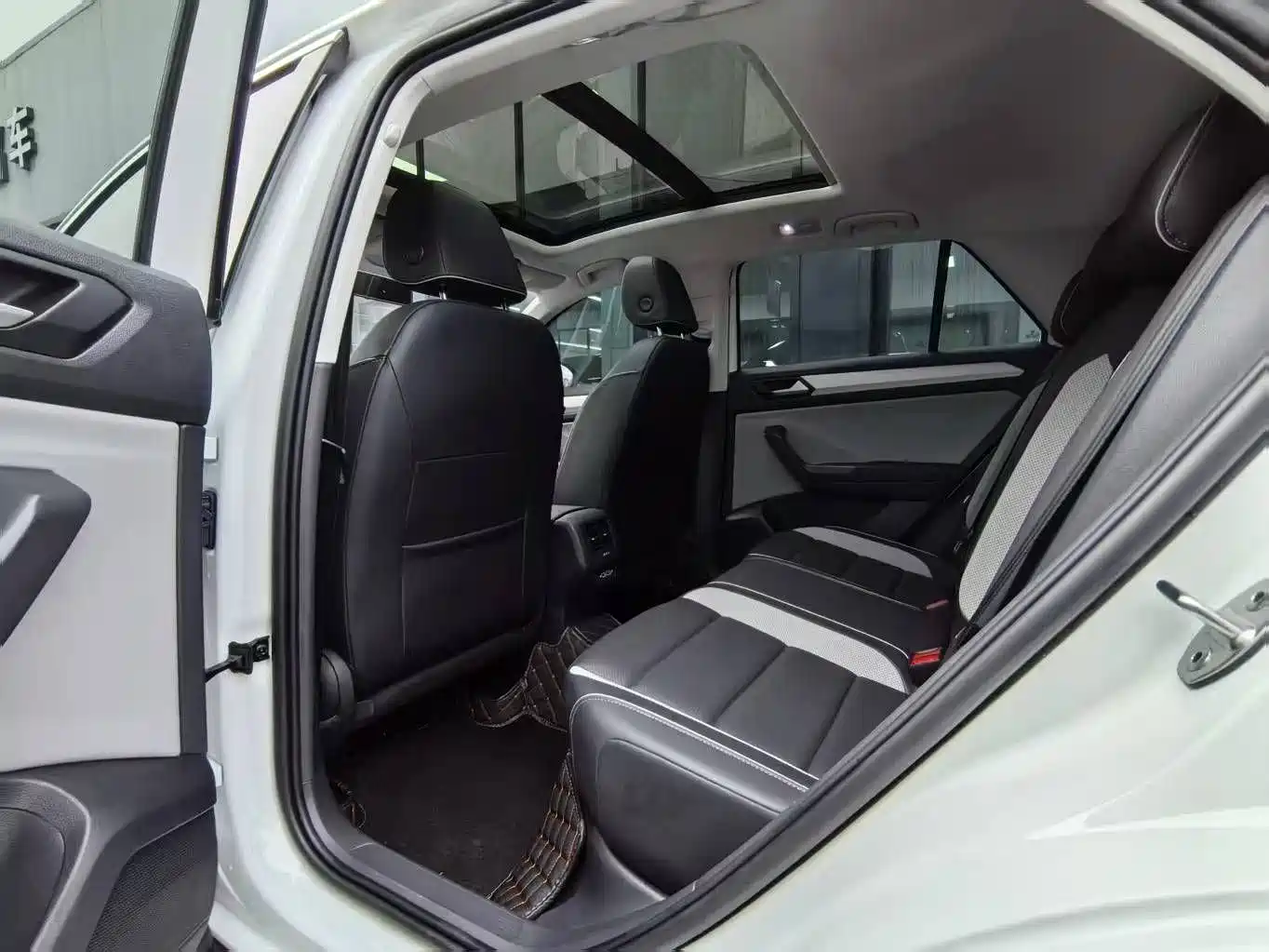 Volkswagen T-ROC 2023 280TSI DSG 2WD Time Edition фото 10