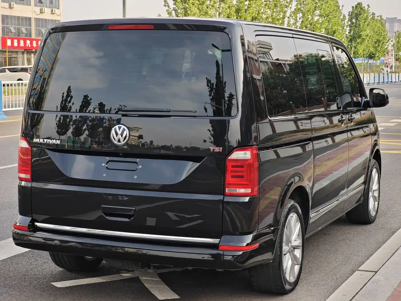 Volkswagen Multivan 2017 2.0TSI 2WD Luxury 7-Seater фото 10
