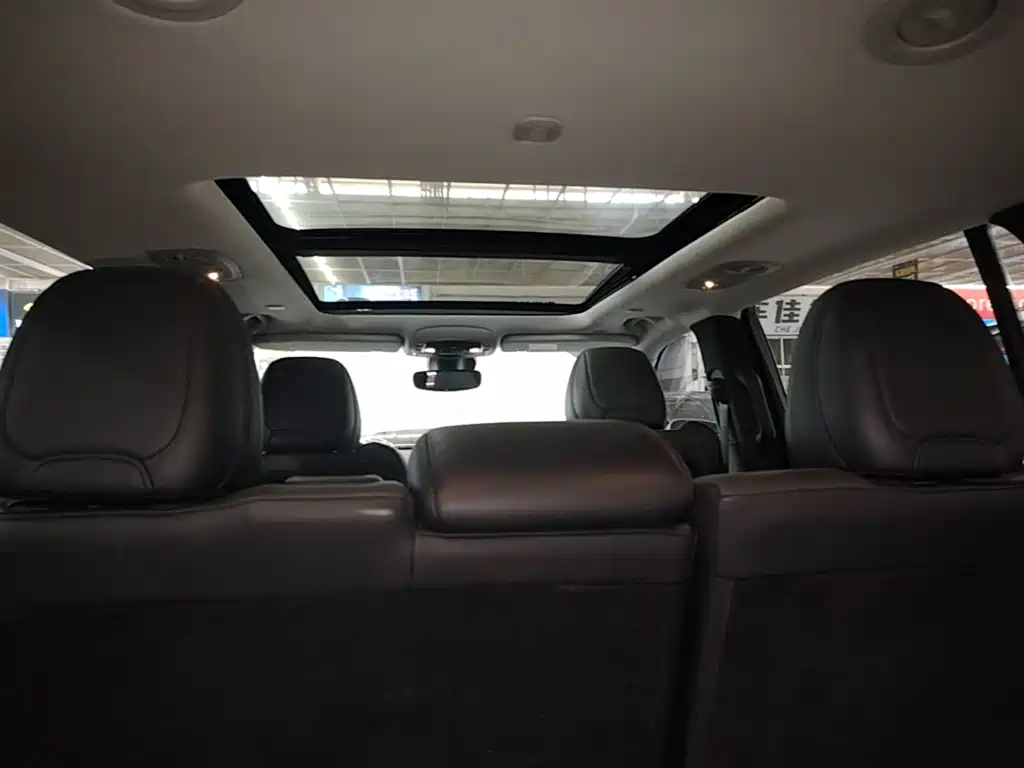 Photo 18 - Jeep Grand Commander