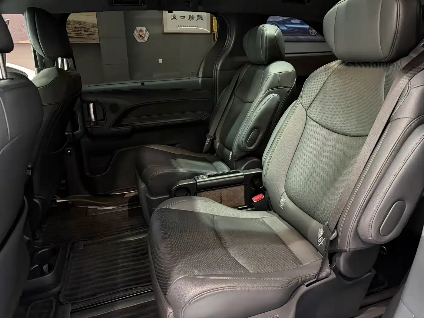 Toyota Granvia 2023 2.5L Hybrid VIP Edition фото 8