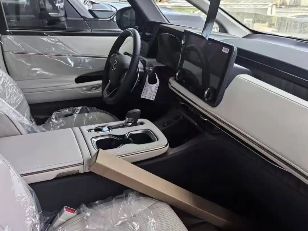 Lexus LM 2025 Model 500h Four-Seater Imperial Edition фото 2