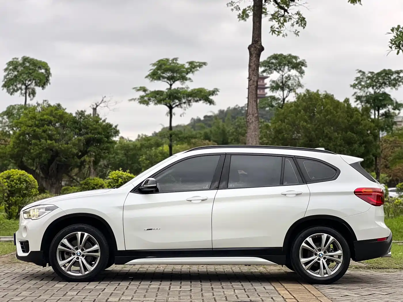 BMW X1 2018 sDrive18Li Premium Model фото 4