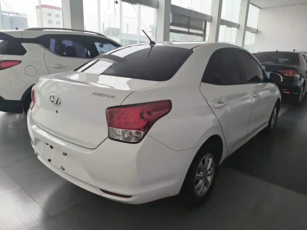 Photo 7 - Hyundai Verna