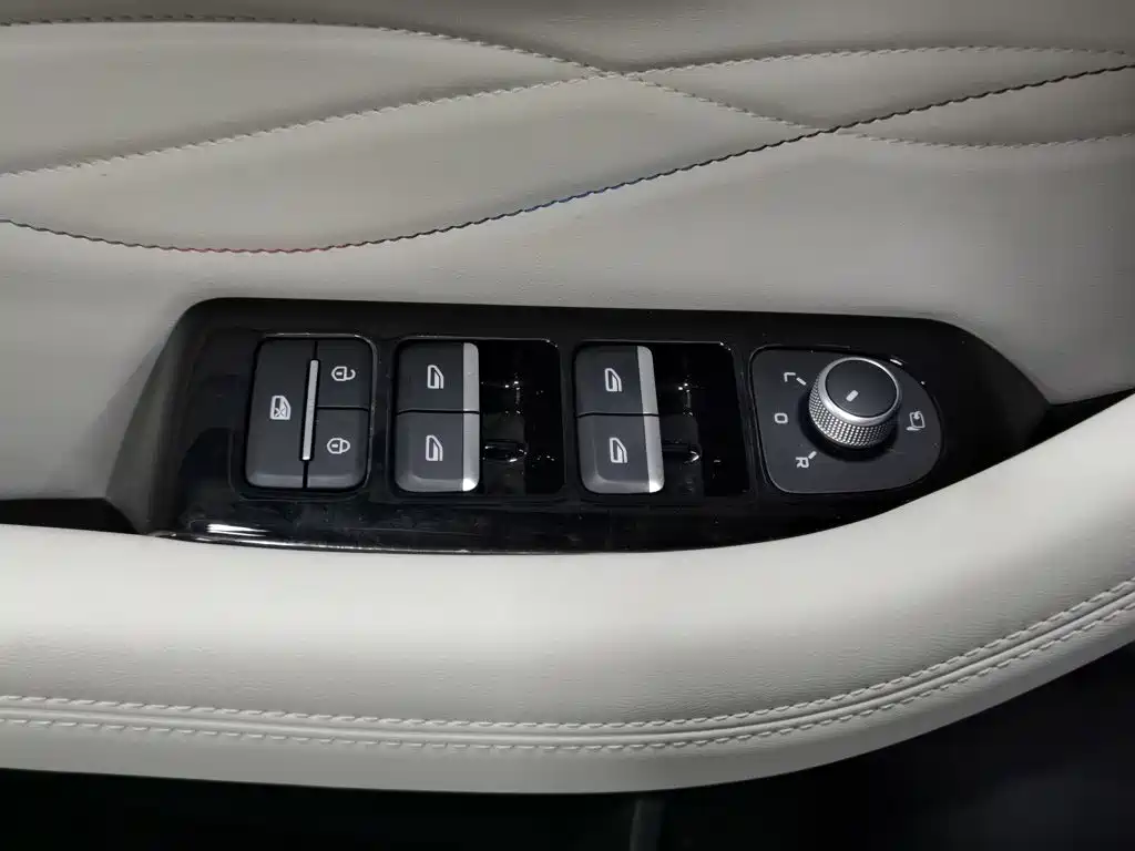 Фото 9 - Geely Monjaro