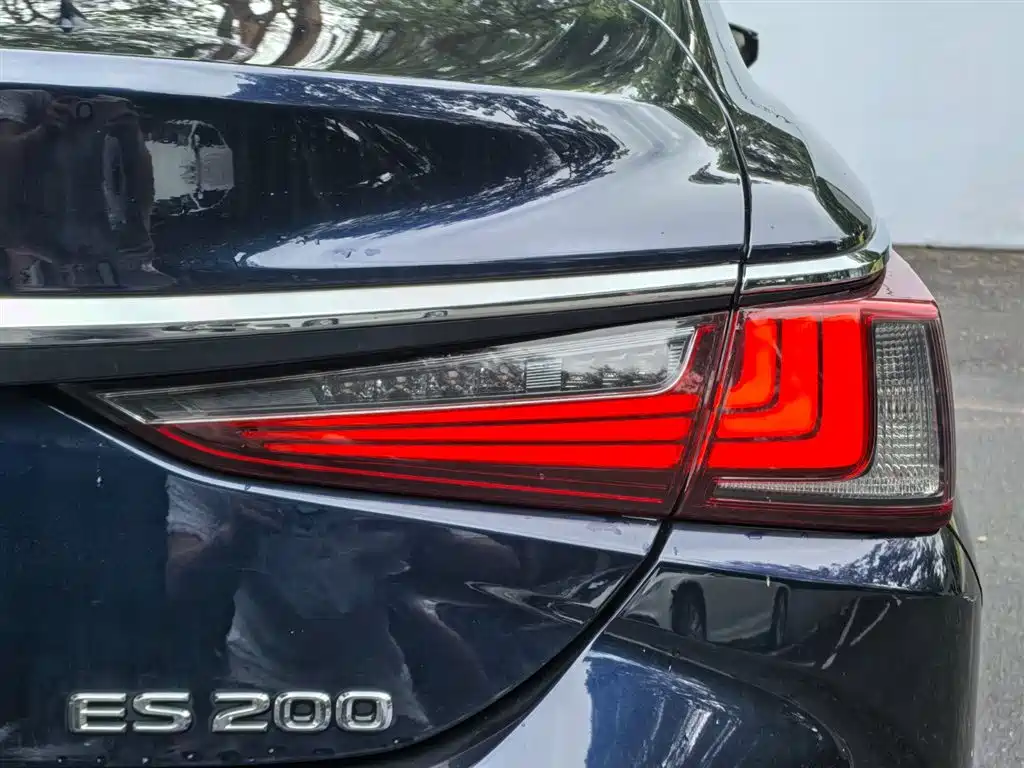 Photo 20 - Lexus ES