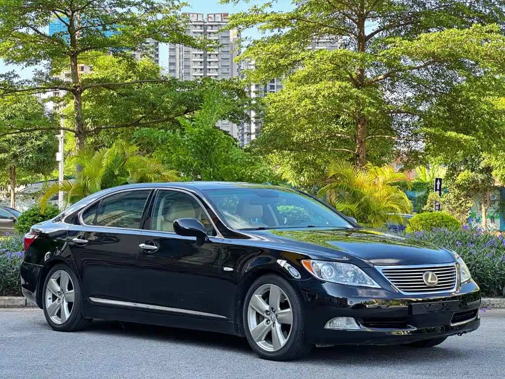 Фото 4 - Lexus LS