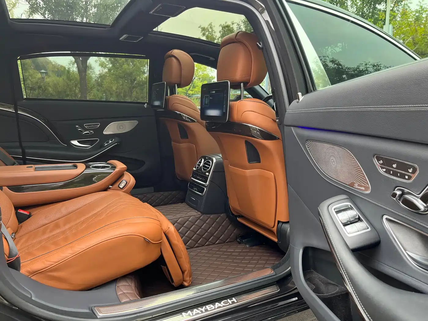 Photo 17 - Mercedes-Benz Maybach S-Class