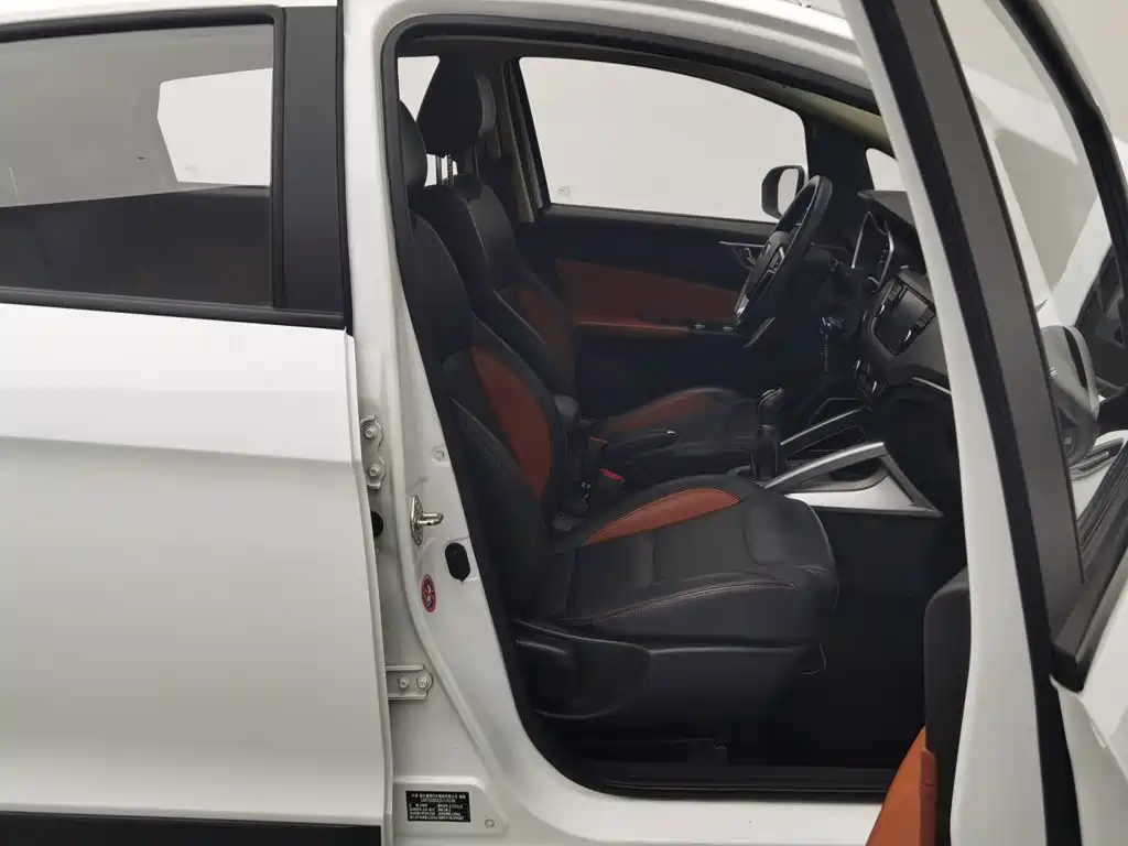 Фото 23 - Geely Vision X3