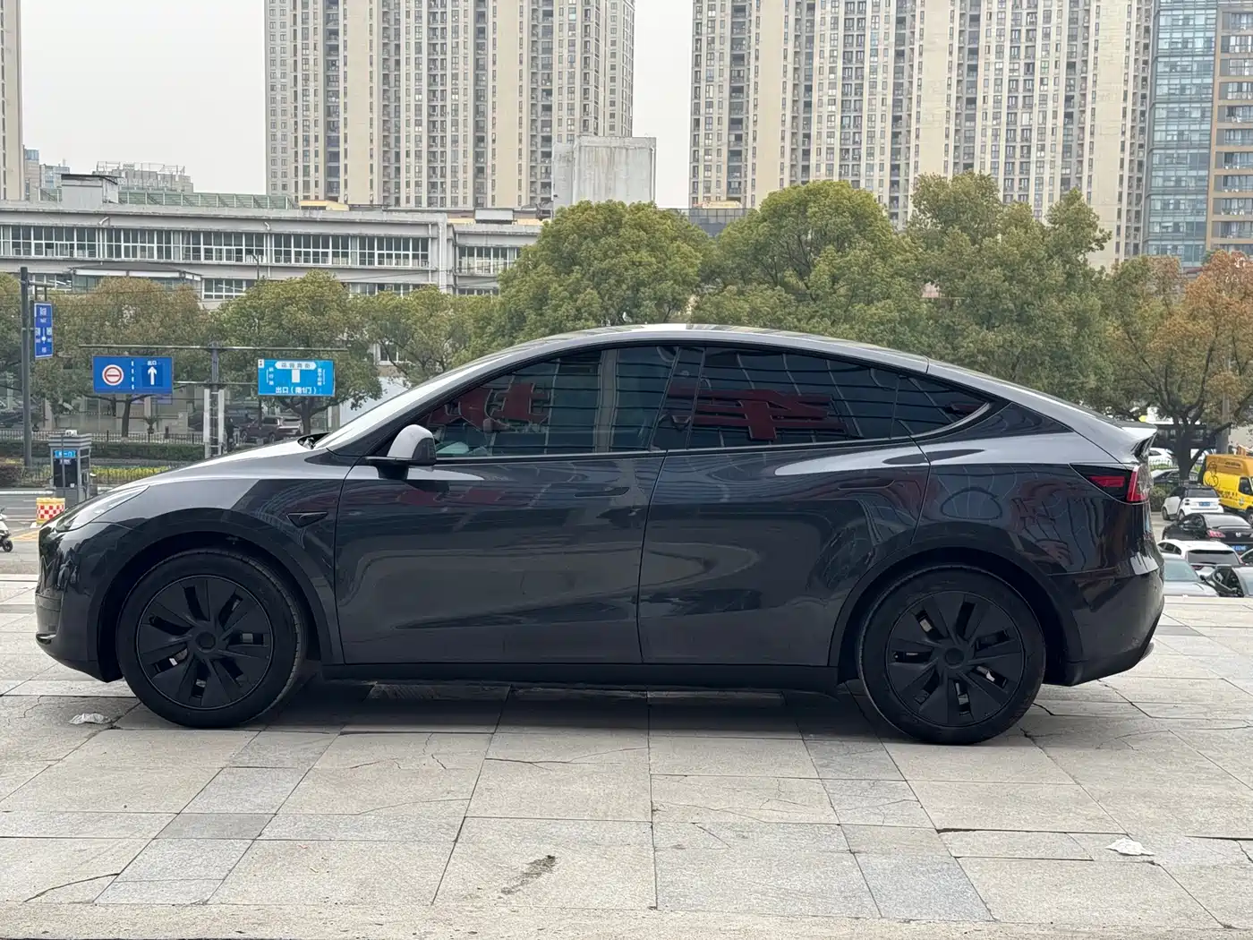 TESLA MODEL Y