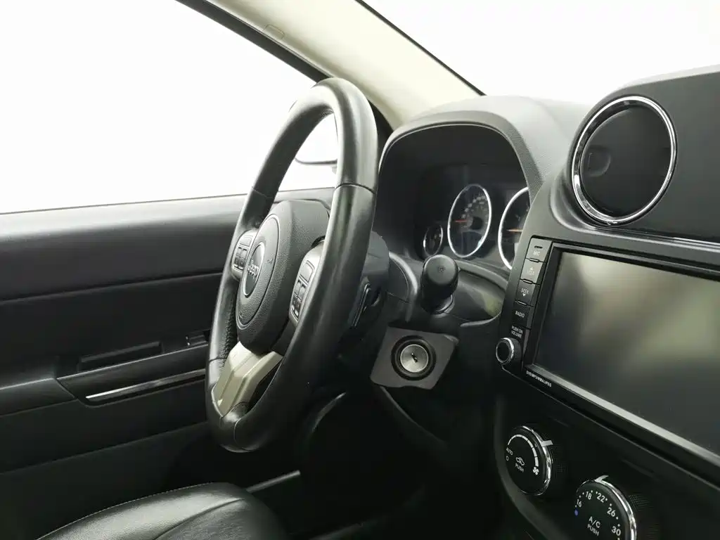 Jeep Compass (Import) 2012 2011 2.4L 4WD Luxury Navigation Edition