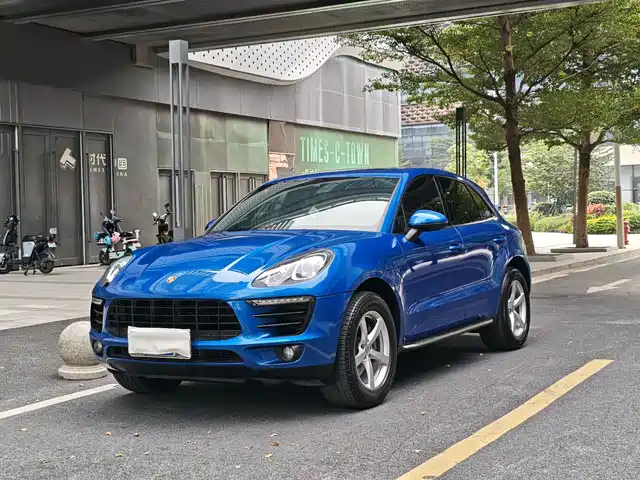 PORSCHE MACAN