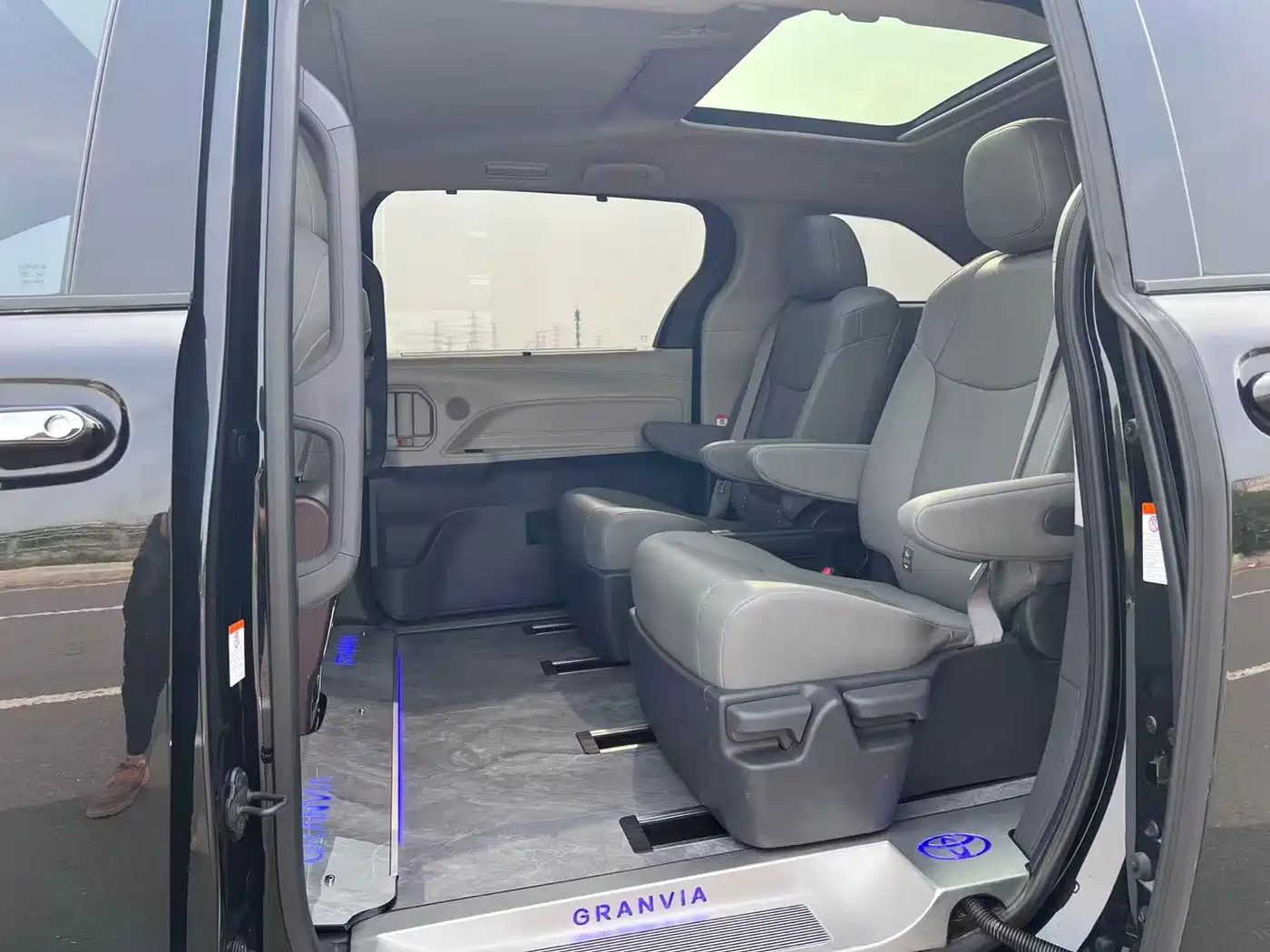 Toyota Granvia 2024 2024 2.5L Hybrid Premium PLUS