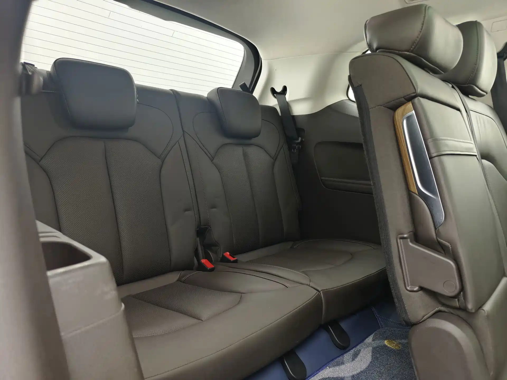 Фото 25 - Roewe RX8