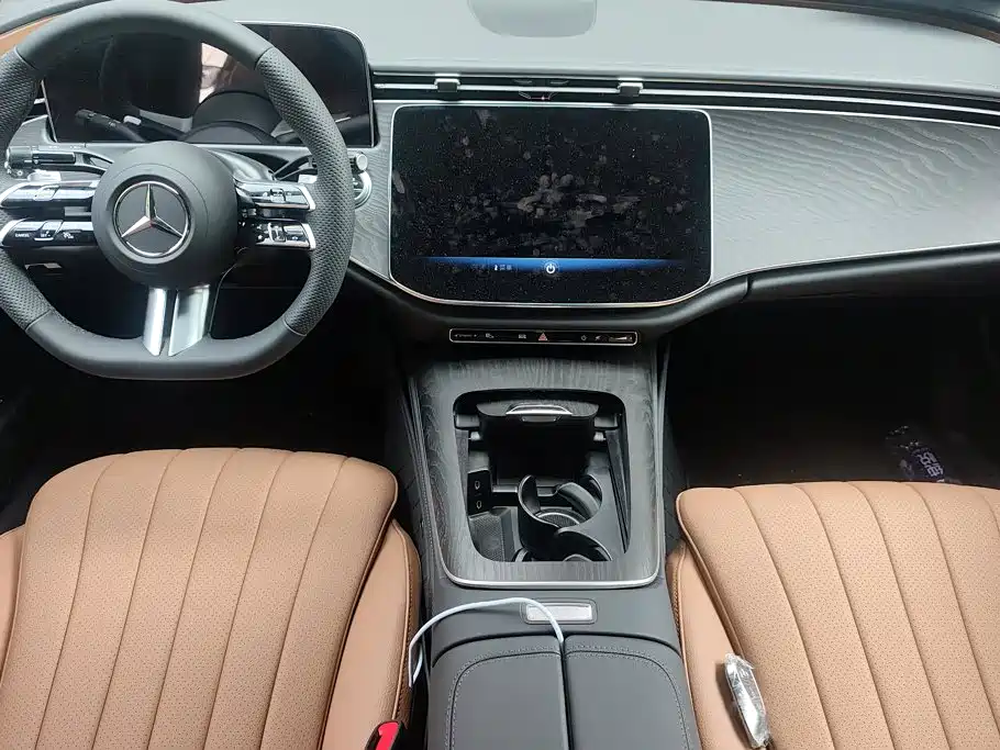 صورة 16 - Mercedes-Benz E-Class