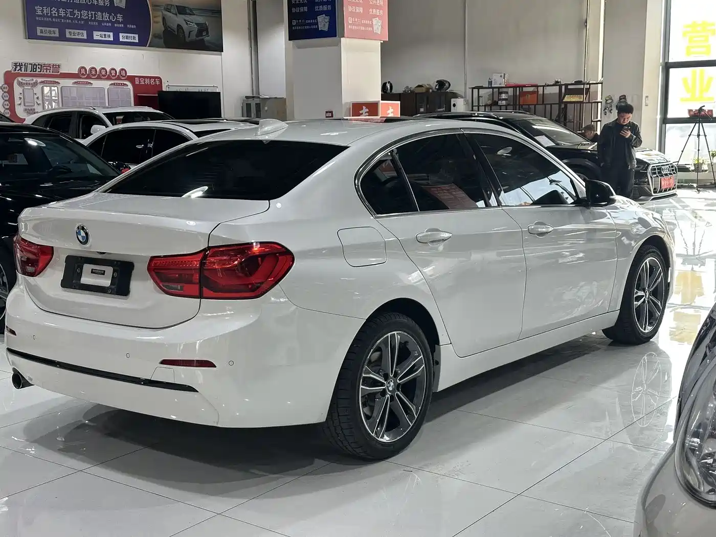 BMW 1 Series 2018 118i Sport Edition фото 7