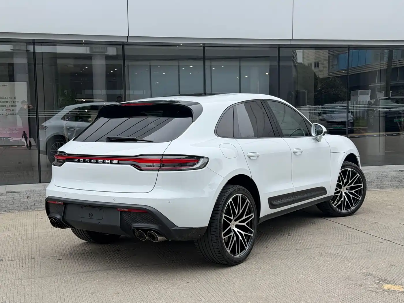 PORSCHE MACAN