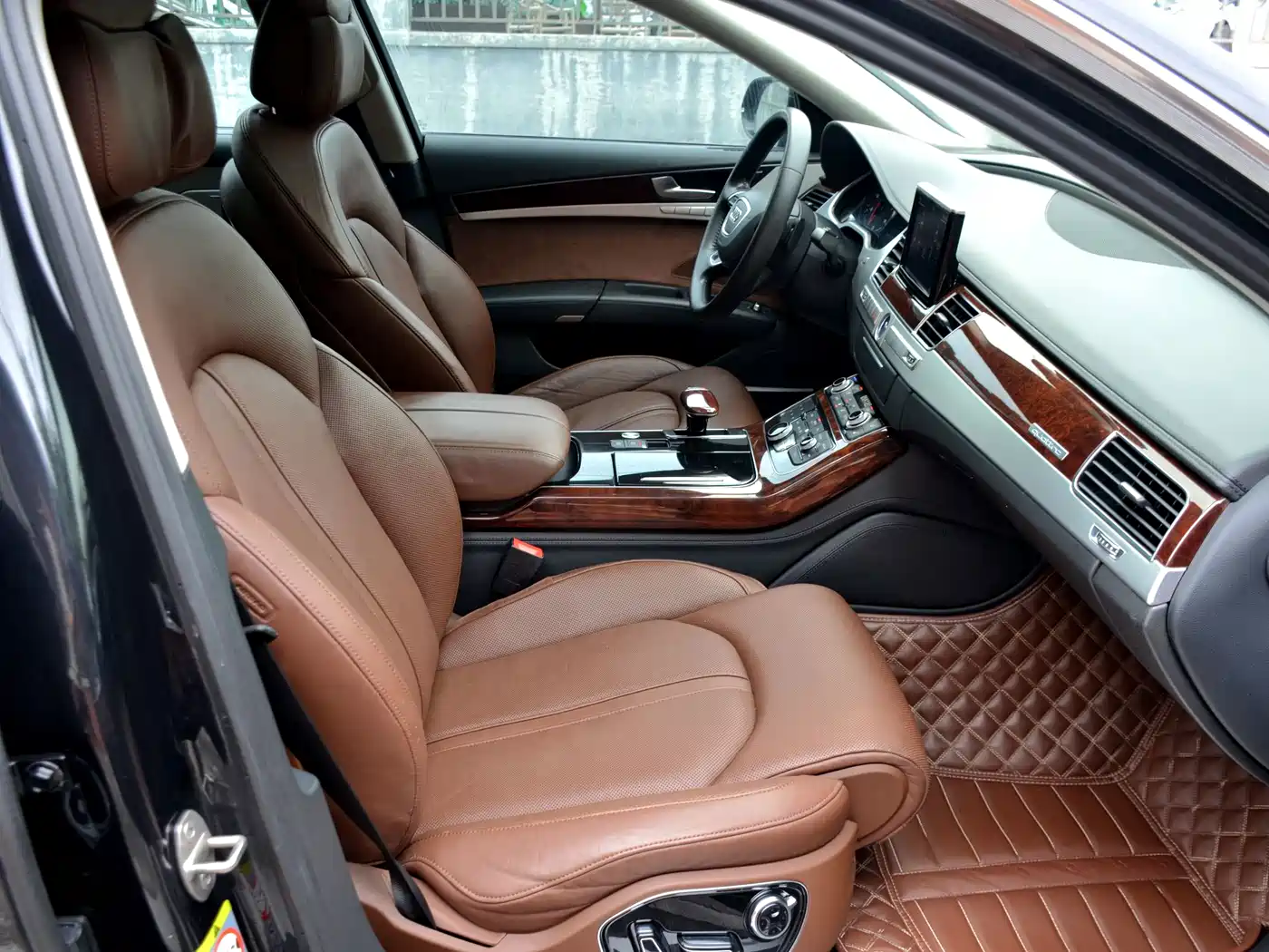 Фото 9 - Audi A8