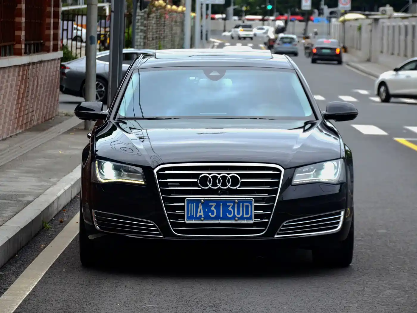 Фото 2 - Audi A8