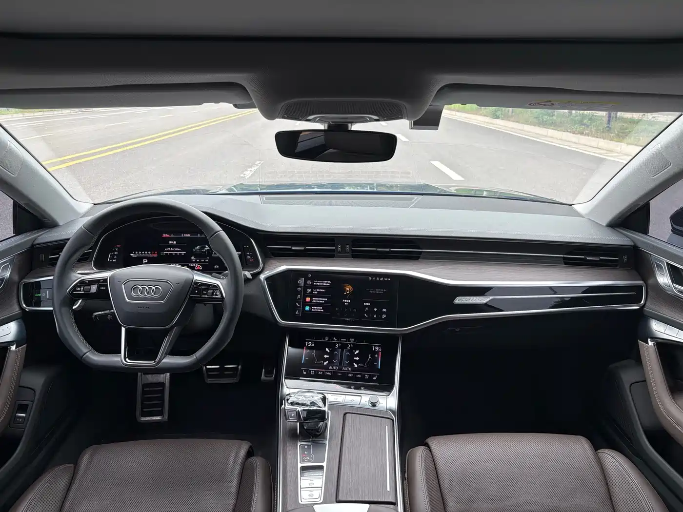 Фото 5 - Audi A7L