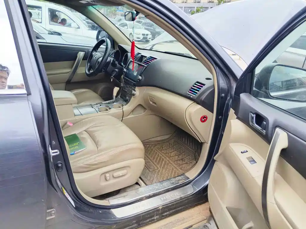 Photo 12 - Toyota Highlander