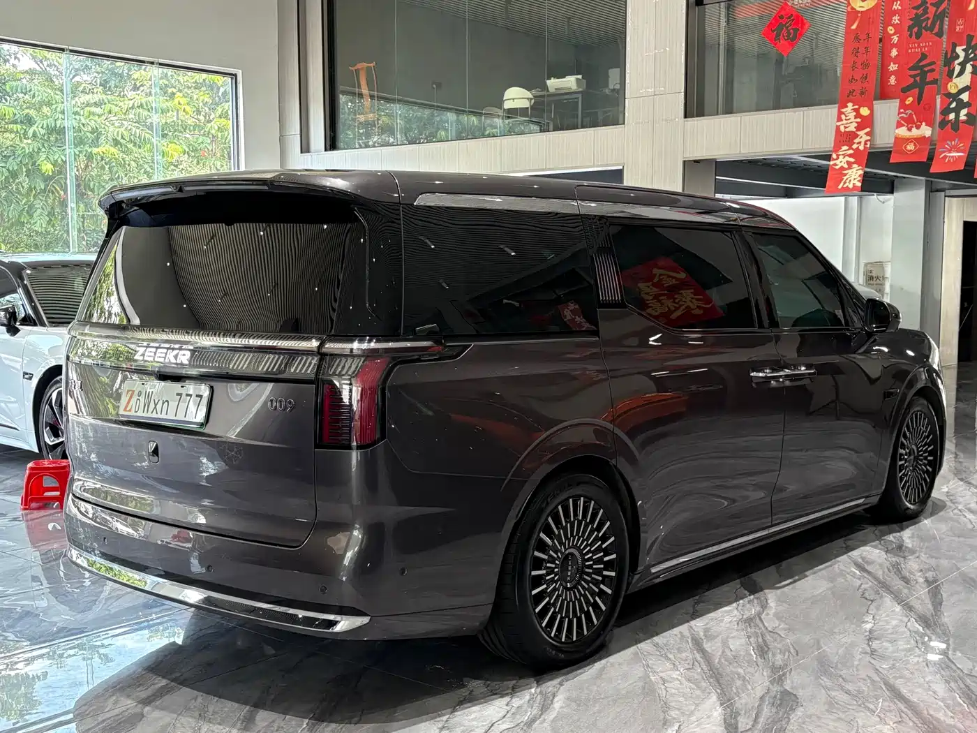 ZEEKR 009 2025 2024 6-seat Executive AWD 108kWh