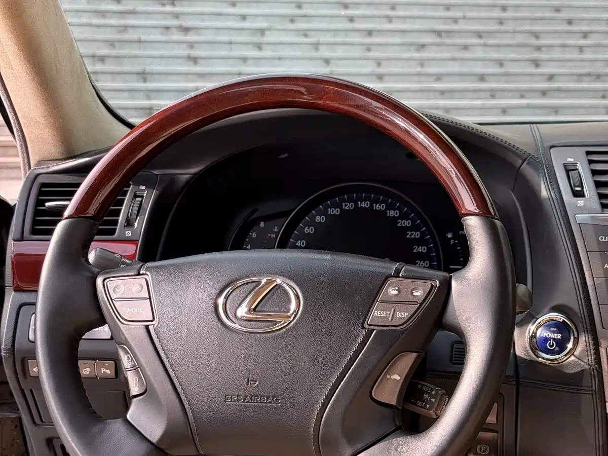 Lexus LS 2010 600hL фото 13