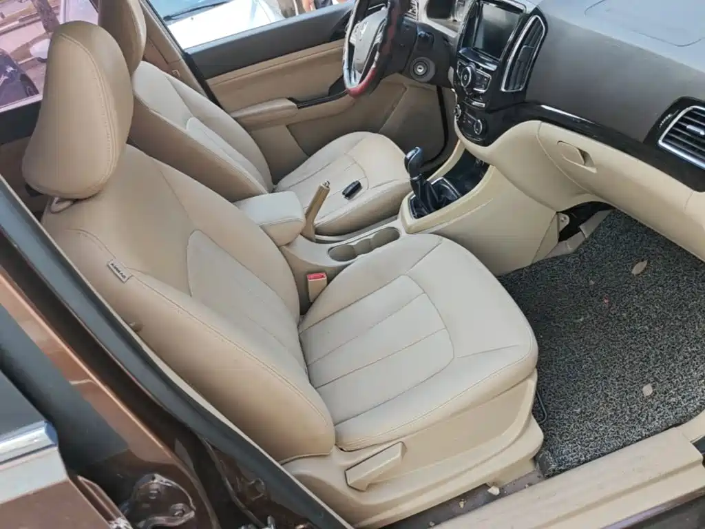 Baojun 730 2015 2014 1.5L Manual Luxury Navigation ESP Edition 7-Seater