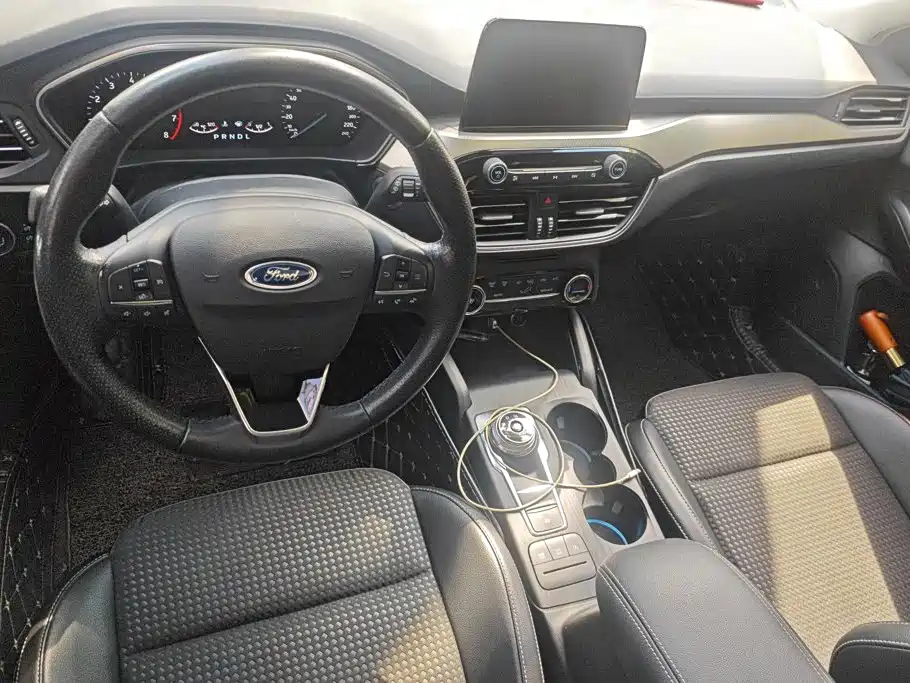 Фото 12 - Ford Focus