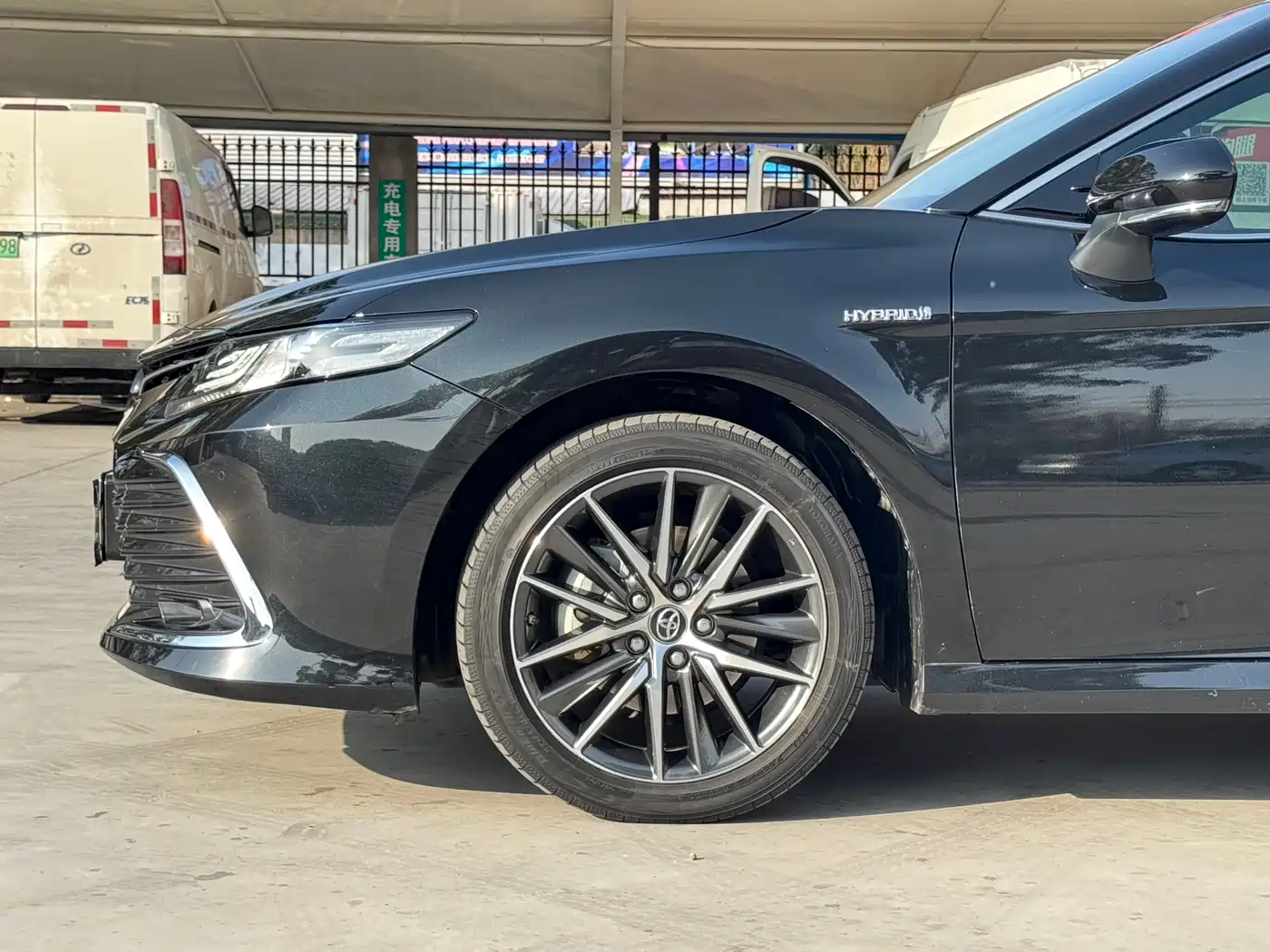 Toyota Camry 2023 Hybrid 2.5HG Luxury Edition фото 3