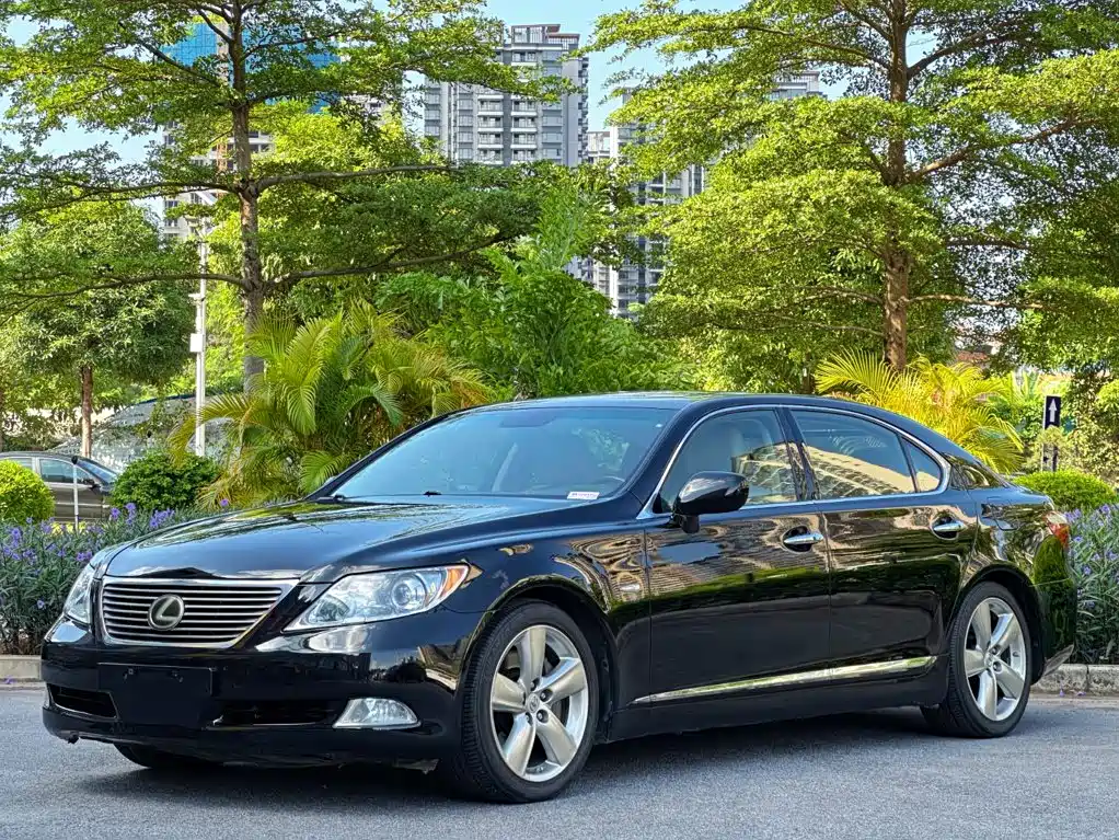 Фото 2 - Lexus LS