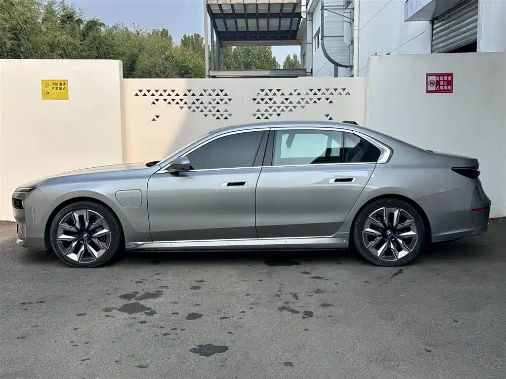 BMW i7 2025 2023 xDrive60L Luxury Package