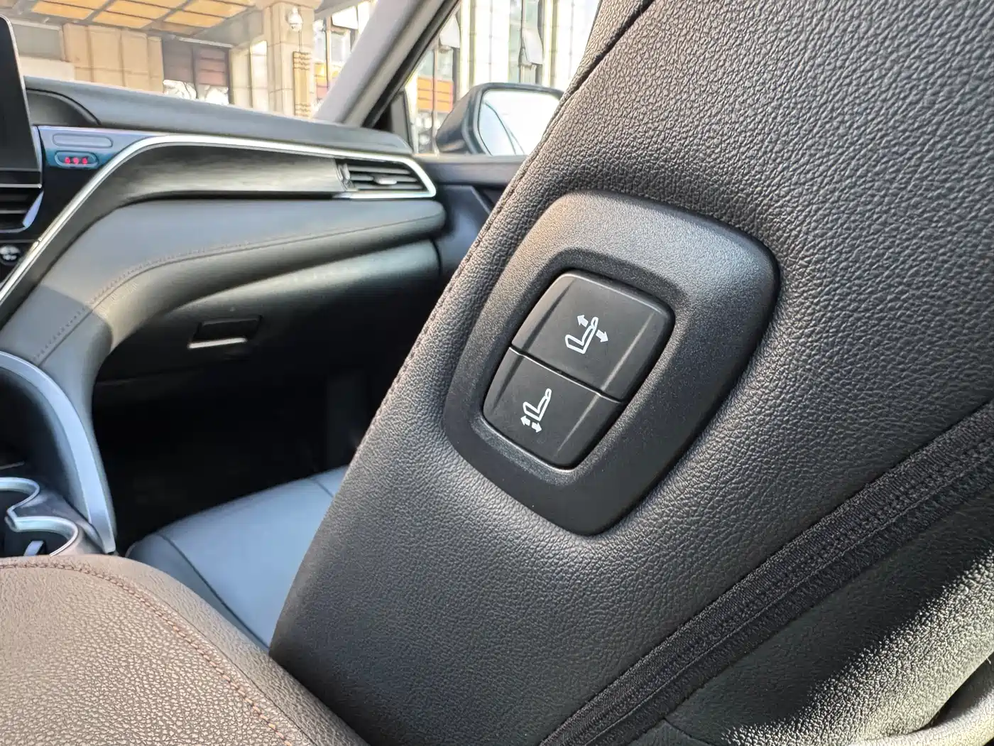 Toyota Camry 2023 Hybrid 2.5HG Luxury Edition фото 12
