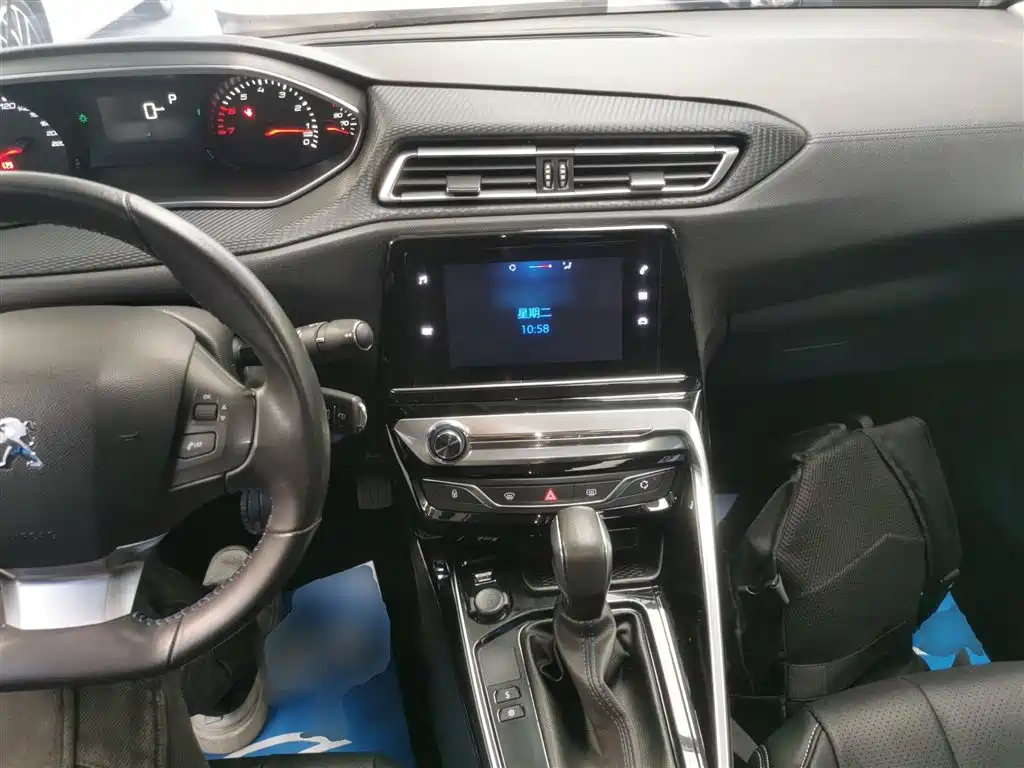 Peugeot 308 2018 1.6L Auto Luxury Edition фото 10